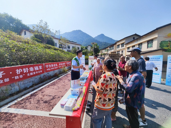 中国人寿寿险重庆市分公司深入江北区复盛镇华山村开展金融教育宣传活动。中国人寿寿险重庆市分公司供图