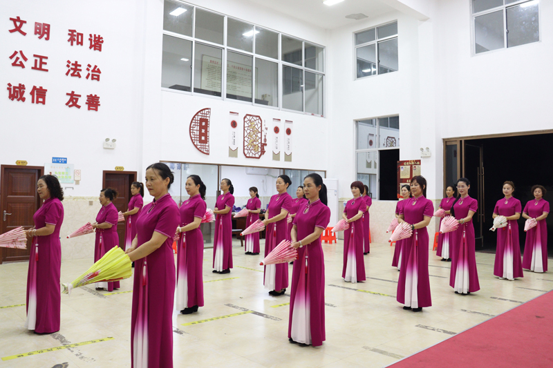 舞蹈教学课。吴怡帆摄