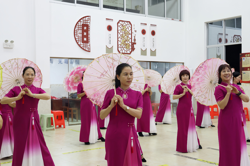 舞蹈教学课。吴怡帆摄