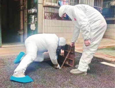 身着防护服的水务工作人员进社区服务    市水务集团供图