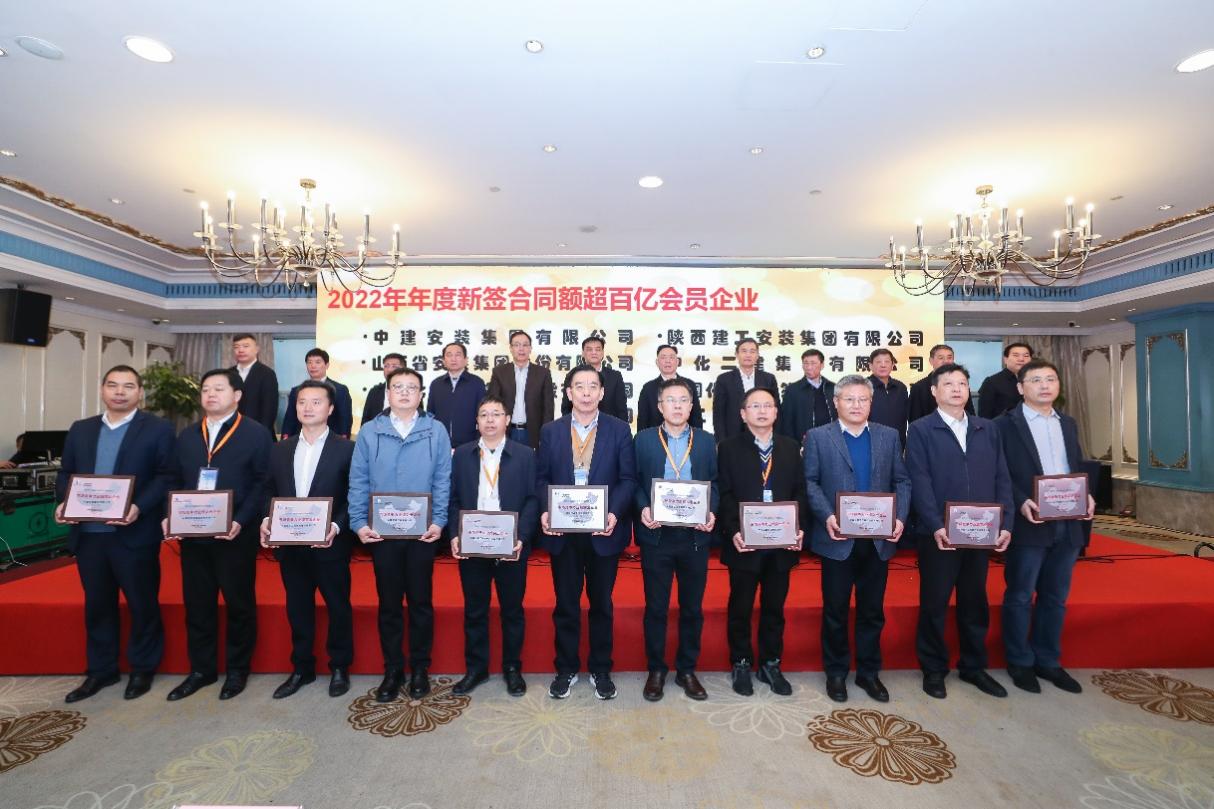 中化三建总工程师潘新宇代表公司登台接受表彰。中化三建供图