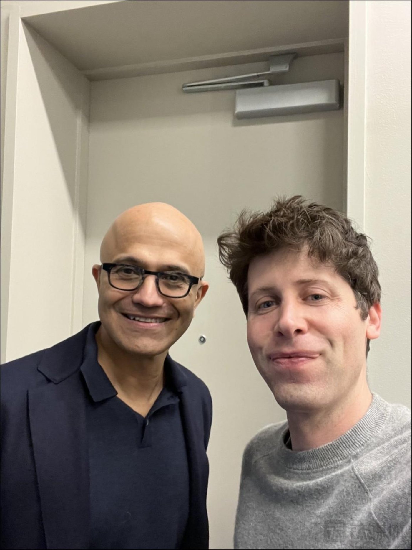 左边是微软CEO萨蒂亚·纳德拉（Satya Nadella），右边是OpenAI创始人、CEO Sam Altman